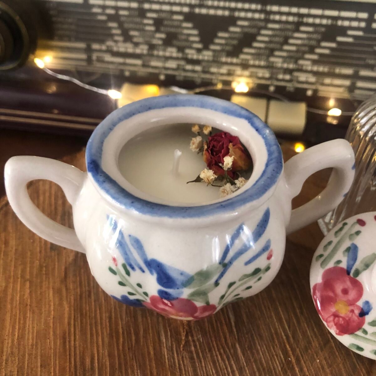 Bougie artisanale dans un tout petit pot en céramique vintage peint et coloré avec des fleurs séchées